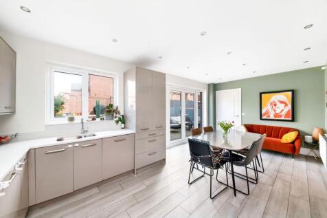 OPEN-PLAN DINING KITCHEN