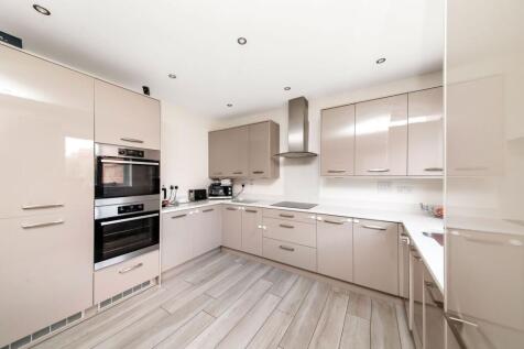 OPEN-PLAN DINING KITCHEN