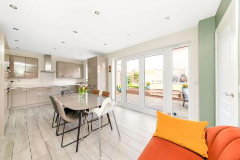 OPEN-PLAN DINING KITCHEN