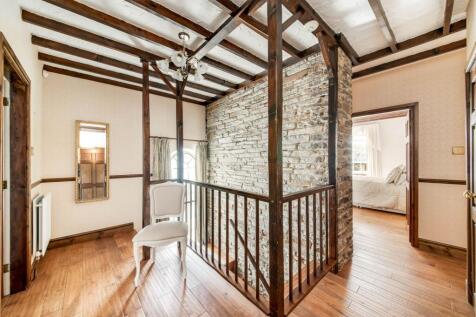 FIRST FLOOR LANDING