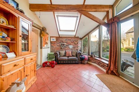 ENTRANCE HALL/BOOT ROOM