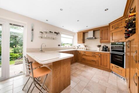 OPEN-PLAN DINING KITCHEN AND FAMILY ROOM