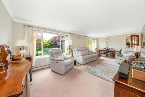 OPEN-PLAN LIVING DINING ROOM