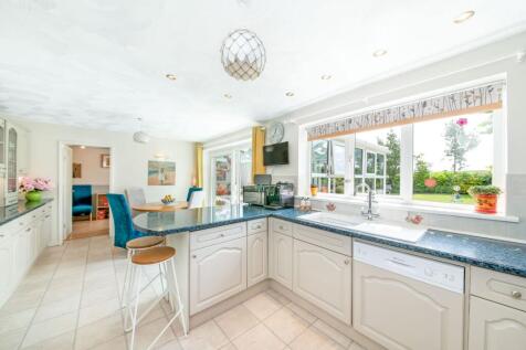 OPEN-PLAN DINING KITCHEN