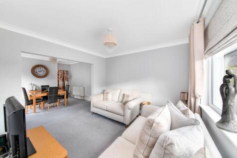 OPEN-PLAN LIVING DINING ROOM