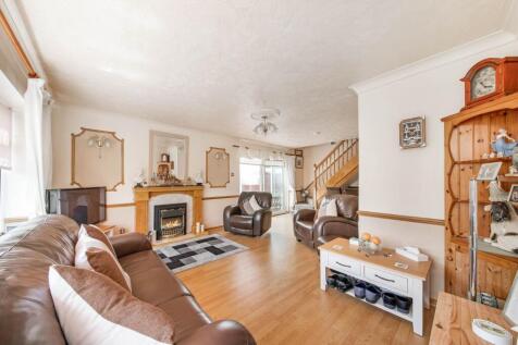 OPEN-PLAN LIVING DINING ROOM