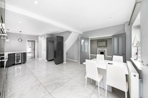 OPEN-PLAN DINING KITCHEN