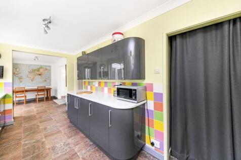 OPEN-PLAN DINING KITCHEN - KITCHEN AREA