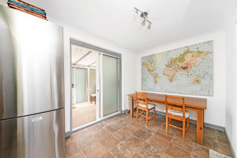 OPEN-PLAN DINING KITCHEN - DINING AREA