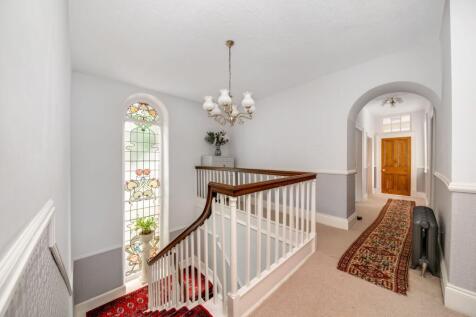 FIRST FLOOR LANDING