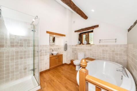 EN-SUITE BATHROOM