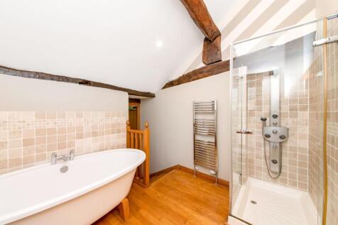 EN-SUITE BATHROOM
