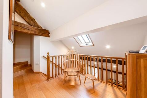 FIRST FLOOR LANDING