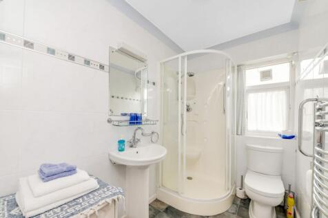 EN-SUITE SHOWER ROOM