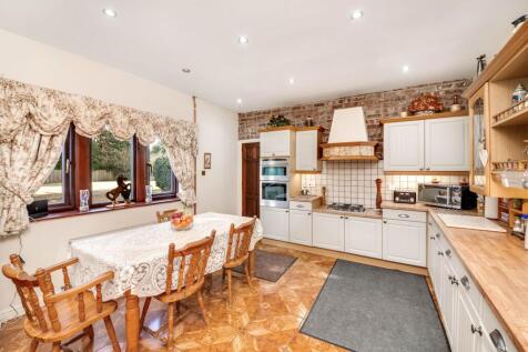 OPEN-PLAN DINING KITCHEN