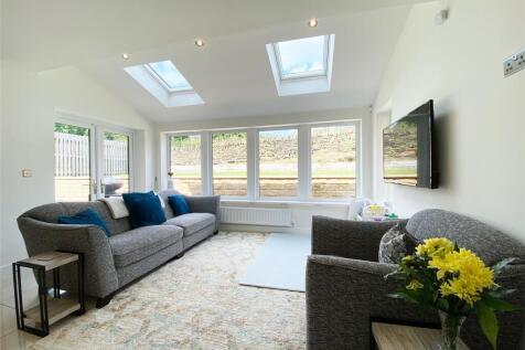 OPEN-PLAN DINING KITCHEN AND FAMILY ROOM