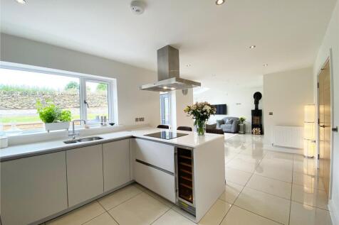 OPEN-PLAN DINING KITCHEN AND FAMILY ROOM