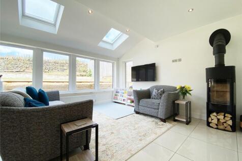 OPEN-PLAN DINING KITCHEN AND FAMILY ROOM