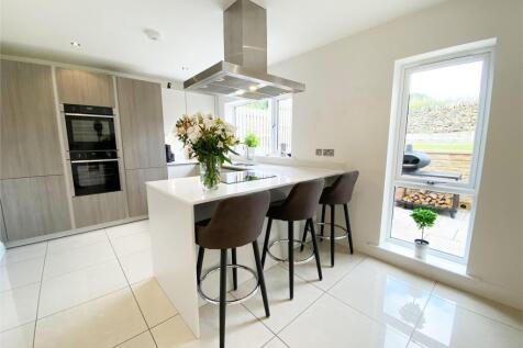 OPEN-PLAN DINING KITCHEN AND FAMILY ROOM