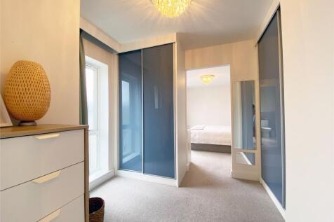 WALK-IN WARDROBE / DRESSING ROOM