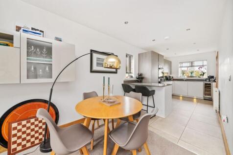 OPEN-PLAN LIVING DINING ROOM