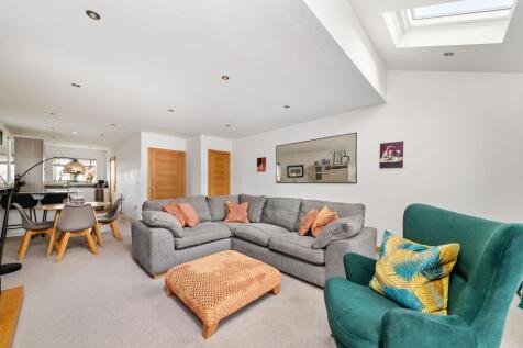 OPEN-PLAN LIVING DINING ROOM