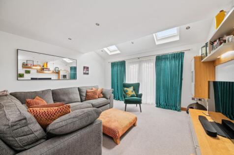 OPEN-PLAN LIVING DINING ROOM