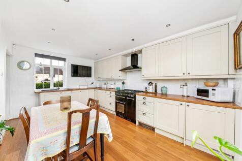 OPEN-PLAN DINING KITCHEN