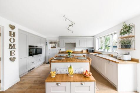 OPEN-PLAN DINING KITCHEN - KITCHEN AREA