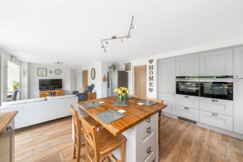 OPEN-PLAN DINING KITCHEN - KITCHEN AREA
