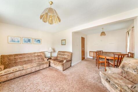 OPEN-PLAN LIVING DINING ROOM