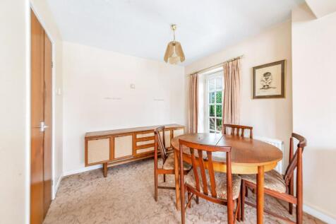 OPEN-PLAN LIVING DINING ROOM