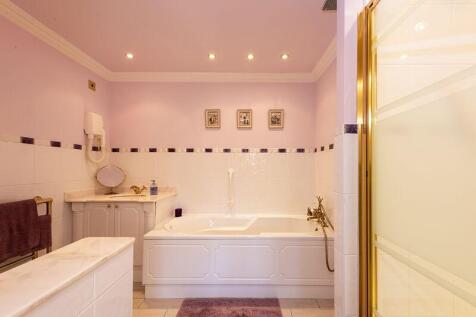 bedroom 2 en-suite 