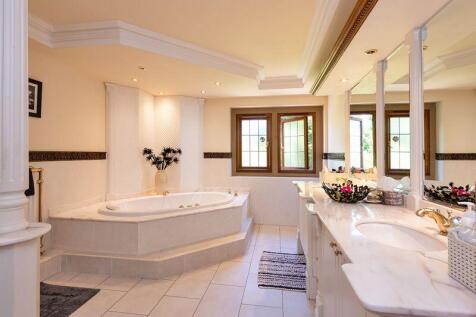 Master bedroom en-suite