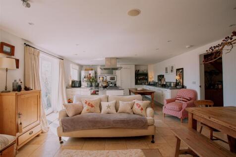 Kitchen / Reception
