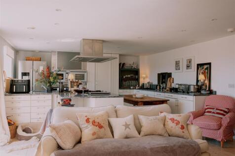 Kitchen / Reception