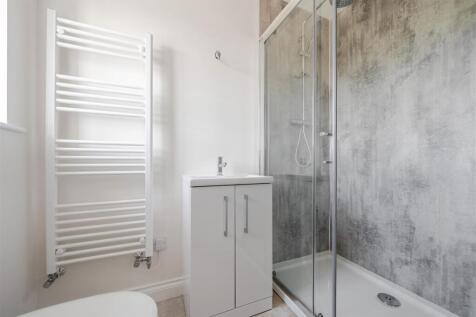 Ensuite Shower Room Bed 1