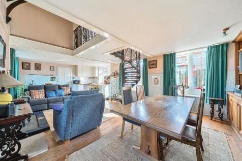 Sitting / Dining Area