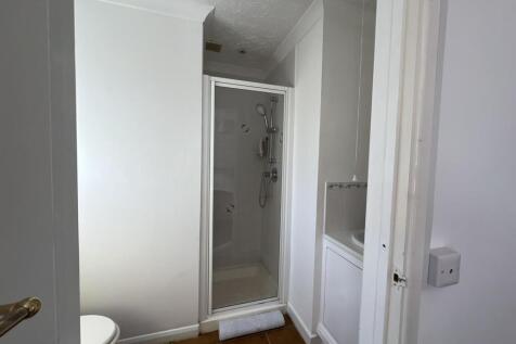 Master Bed Ensuite.JPEG
