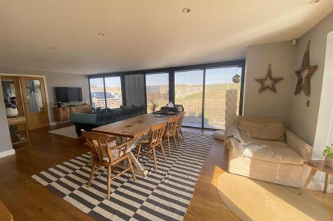 Dining room to lounging area