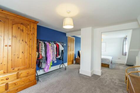 Dressing Area to Main Bedroom.jpg