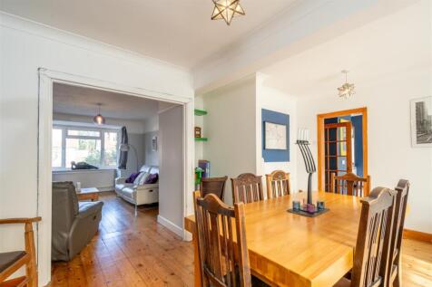 Dining Room to Lounge.jpg