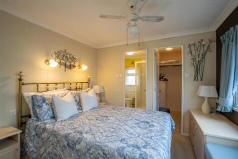 Bedroom 1 (2).jpg
