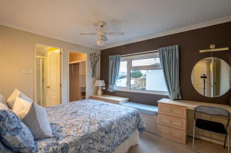 Bedroom 1.jpg