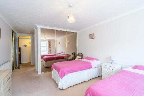 Bedroom 1 (2).jpg