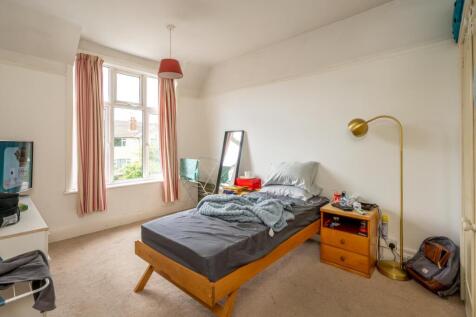 Bedroom 1.jpg