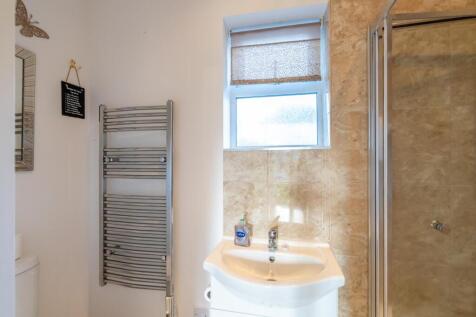 Studio Shower Room.jpg