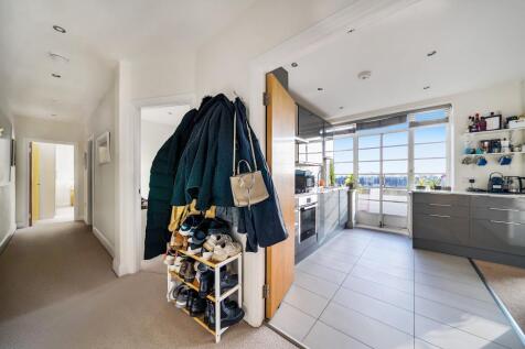 Hallway / Kitchen