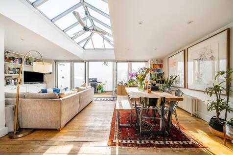 Living Area/ Dining Area