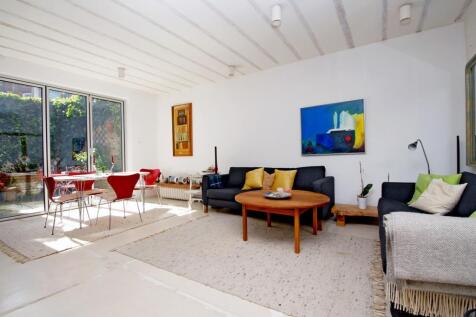 Spacious Reception Room (shot 2)